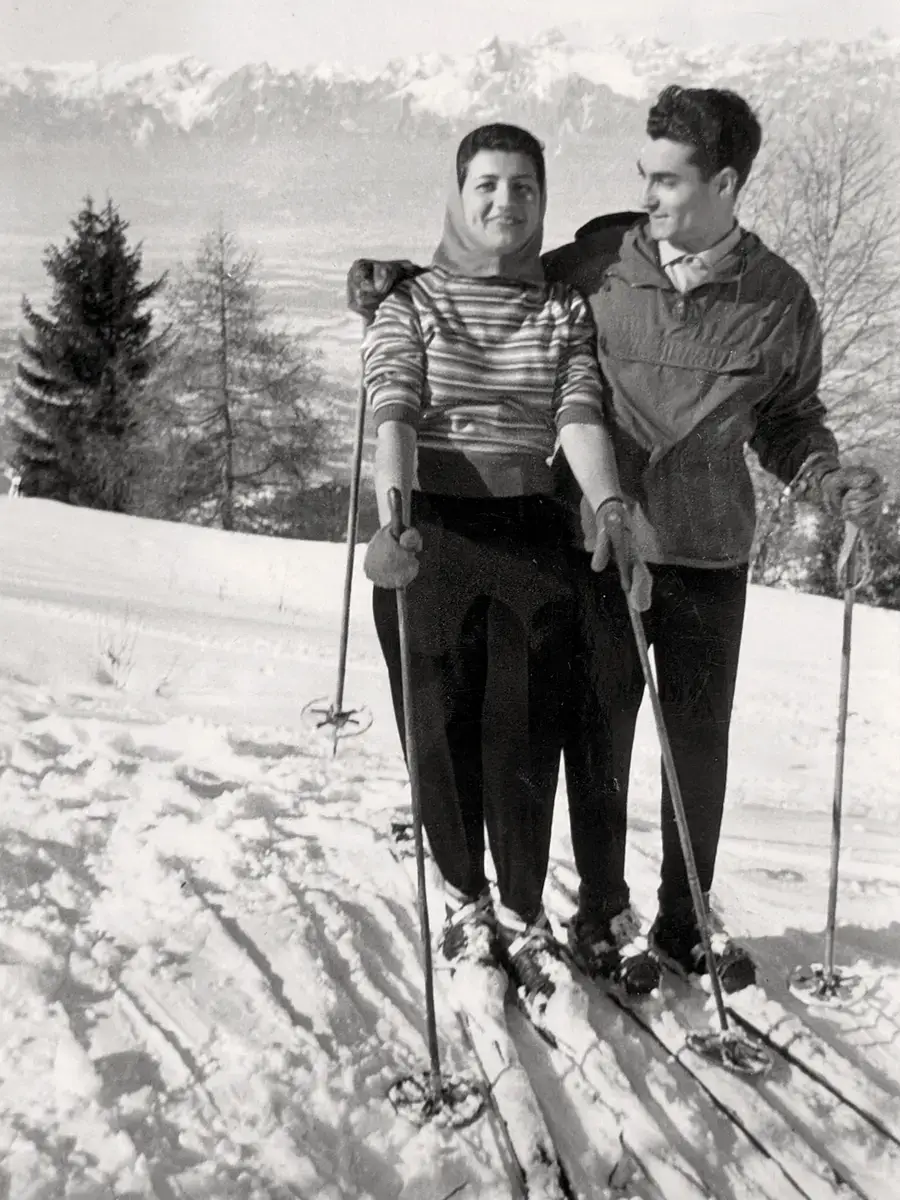 Persone su sci in montagna