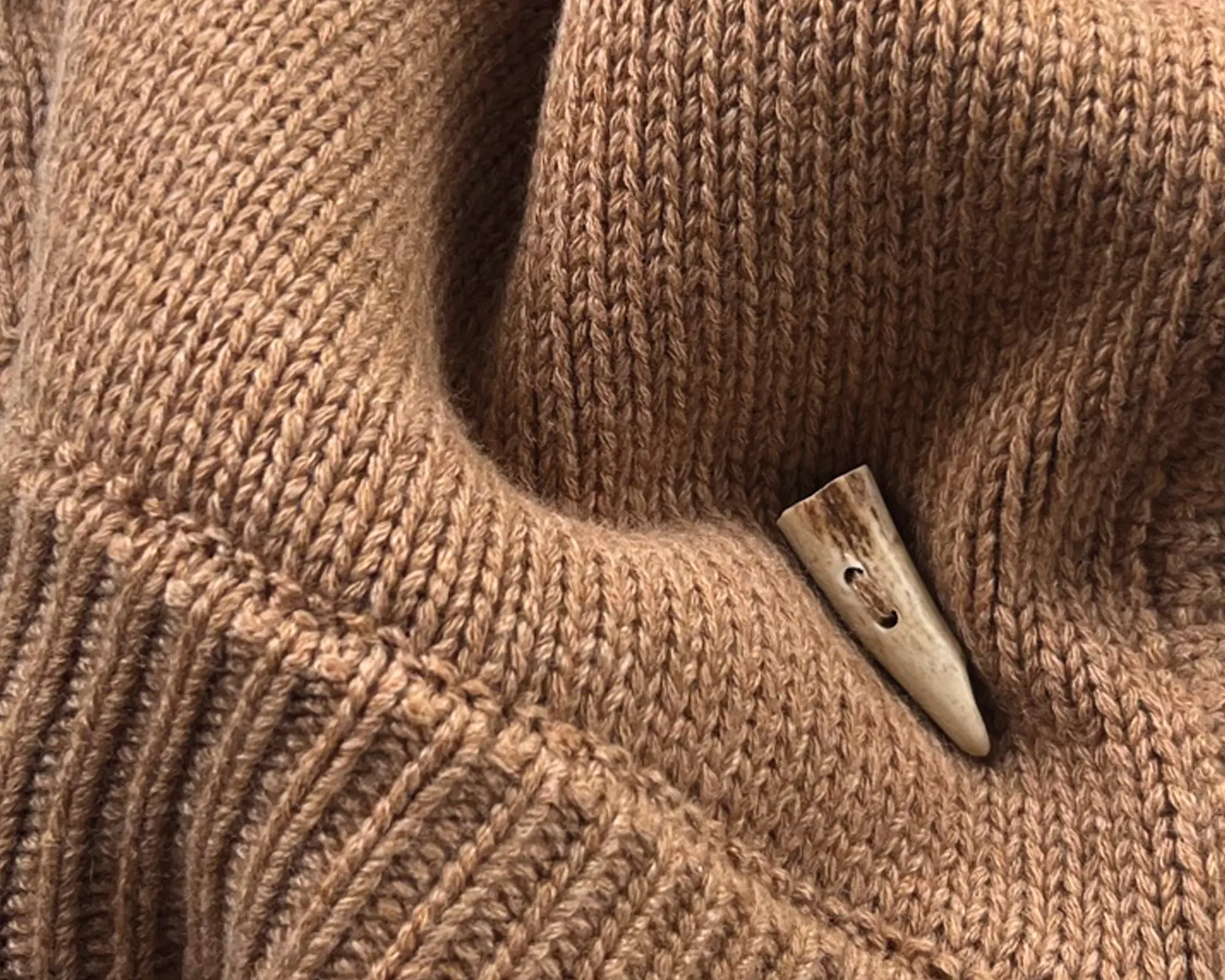 Cappuccio beige dettaglio