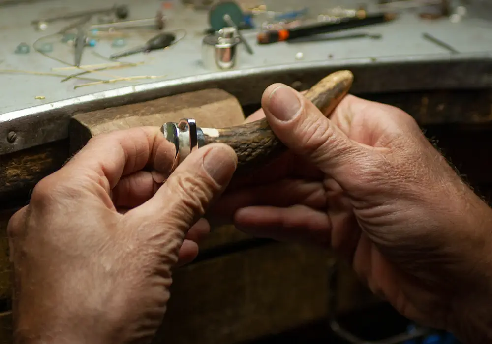 Pendaglio argento e osso in lavorazione